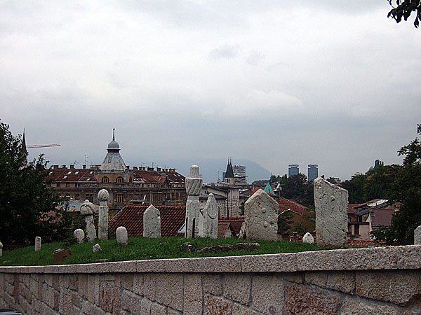 Jeden ze stovek sarajevských hřbitovů, muslimský