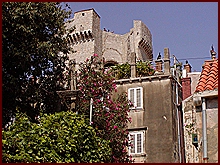 Věž městských hradeb nad střechami