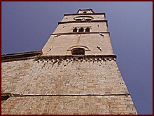 Věž kostela zespodu