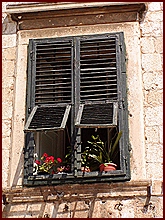 Dubrovnické okno s žaluziemi