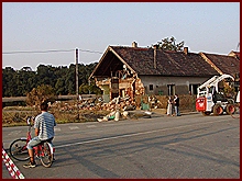 Stržený domek na křižovatce ve Veltrusech